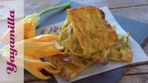 Passiamo i fiori di zucca nella pastella 7, dopodichè li adagiamo con cura. Pizza Con I Fiori Di Zucca Zucchini Flowers Pizza Youtube