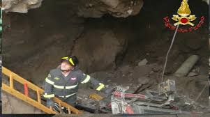 Categorie popolari a santa maria capua vetere. Furgone In Una Voragine A Santa Maria Capua Vetere Si Indaga Sulle Cause Del Cedimento Campania Notizie