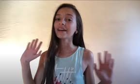 Ihr lachen lässt mein herz dahinschmelzen. Dcera Karla Gotta Se Uz Pred Fanousky Netaji Svym Zivotem Fotky Charlotte Elly Jsou Popularnejsi Nez Fotografie Na Instagramu Ivany Gottove Fakta Today