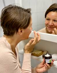 Aloe vera ist ein altbewährtes heilmittel, das sowohl die innere als auch die äußere gesundheit unterstützt. Creme Fur Mischhaut Selber Machen Mit Aloe Vera Und Lavendelol Feinslieb