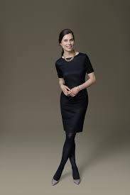 Auffallige Schuhe Und Eine Statement Kette Verandern Den Klassischen Look Des Kleinen Schwarzen Im Handumd Geschaftskleidung Frauen Pantyhose Outfits Modestil