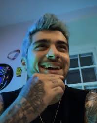 Keep scrolling for his nsfw message. 1d Updates On Twitter In 2021 Zayn Zayn Malik Smiling Zayn Malik