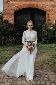 Die wunderschöne hochzeitslocation waldhochzeit versteckt sich im schönen ort edelstauden der gemeinde pirching am traubenberg in der sanft hügeligen steiermark. Moderne Boho Scheunenhochzeit Auf Gut Monkhof Lieschen Heiratet Kaviar Gauche Brautkleid Brautmode Wedding Boho