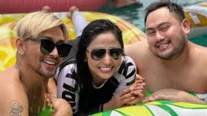 Potret Dewi Perssik dan Nassar Berendam di Kolam Bikin Heboh