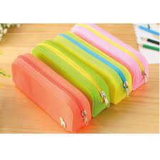 Porque La Vida Es Divertida Y Llena De Color Lleva Contigo Las Cartucheras Cosmetiquera De Pony En Material Silicona Super Resis Cartucheras Colores Limpiar