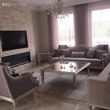 Altin Renk Ile Dekorasyon Avize Berjer Hali Mor Orta Sehpa Somine Tas Duvar Aydinlatma Ev Dekoru Ev Icin Mobilya Fikirleri