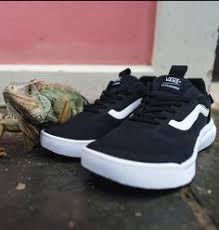 Black And Rose Gold Vans Explore The Wild In The Ultrarange Shop Online Or Find A Store At Vans Com Ultrarange Vans Outfit Girls Trending Shoes Vans