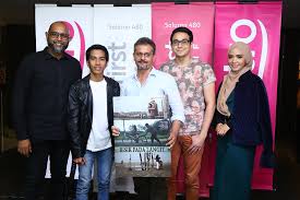 Bercerita tentang kisah dua bersaudara yang mencari misteri untuk mengungkap kutukan yang menimpa salah satu dari mereka. Yang Anda Patut Tahu Tentang Telemovie Bisik Pada Langit Sensasi Selebriti