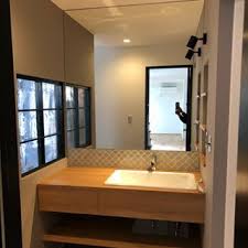 造作洗面台 やっと鏡が入り洗面が完成です ホテルの様な大きな鏡に憧れて天井まで鏡にしました 身長180cm近くある巨体の主人と並んでも余裕です笑 これで鏡の取り合いも無くなるー 洗面で化粧をする予定でしたが なんだか暗いかも 壁付けの