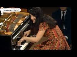 The first version received heavy criticism from nikolai rubinstein, tchaikovsky's desired pianist.rubinstein later repudiated his previous accusations and became a fervent champion of the work. Martha Argerich Tchaikovsky Piano Concerto No 1 Youtube
