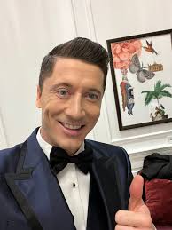 Robert Lewandowski is ready for the Ballon d'Or! 🤳