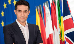 Fostul preşedinte al psd dolj claudiu manda şi fostul director al agenţiei judeţene pentru plăţi şi inspecţie socială (ajpis) dolj marius nicolae simcelescu au fost trimişi în judecată de dna pentru folosire a influenţei ori autorităţii în scopul obţinerii pentru sine ori pentru altul de bani, bunuri sau alte foloase necuvenite, respectiv abuz în serviciu. Claudiu Manda Dat DispÄƒrut Din Parlamentul European Jurnalist Ro