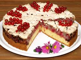 Der boden aus einem knusprigen mürbeteig macht den leckeren kuchen perfekt. Johannisbeerkuchen Rezept Traubleskuchen Mit Haselnuss Baiser