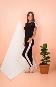 Calça Moletom Com Listra Do Lado Conjunto De Calca Moletinho Com Listras Laterais E Cos Com Elastico E Blusa Em Viscolycra Com Listras Nos Ombros E Mangas Roupa Macacao Roupas Calca