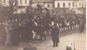 Peste 20.000 de persoane au ajuns în cetatea alba carolina pentru a se bucura de ziua naţională a româniei. Foto Amintiri De La Marea Unire Din 1918 Peste 8 000 De Sibieni La Alba Iulia Ora De È™elimbÄƒr