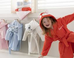 Chaque saison, l'univers yves delorme s'étend sur les plus beaux intérieurs du monde et symbolise, au delà d'une exceptionnelle collection de linge et d'accessoires de décoration, un authentique style de vie à la richesse incomparable. Peignoir De Bain Personnalisable Enfant Animaux 360 G M Becquet