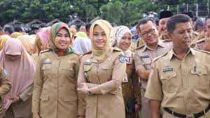 Warga yang datang dengan membawa sapu lidi, parang, karung dan peralatan lainnya. Hari Pertama Kerja Pns Tak Hadir Tanpa Keterangan Didominasi Pegawai Kelurahan Dan Kecamatan Tribun Timur