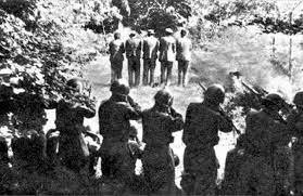 .di uomini scaraventati nelle foibe dai partigiani jugoslavi perché colpevoli di essere italiani) è e proprio da una di queste foto è evidente che non si tratta di italiani ma di partigiani montenegrini. La Storia Intorno Alle Foibe Nicoletta Bourbaki Internazionale