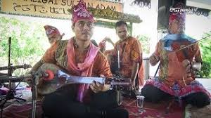 Babun, alat musik ini terbuat dari dari kayu dengan lubang pada bagian tengahnya. Maulana Pelestari Musik Panting Banjar Youtube