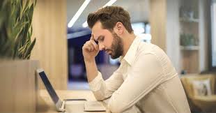 Symptoms of an ear infection include pain in the ear, a feeling of fullness, hearing loss and dizziness, as well as the presence of a thick, yellow liquid coming from the ear. 5 Things That Can Make Tinnitus Worse Hearing Like Me