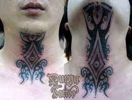 Ini dia salah satu tato stiker di dada seorang wanita yang paling keren. Original Dayak Punan Throat Tattoo Throat Tattoo Tattoos Ink Tattoo