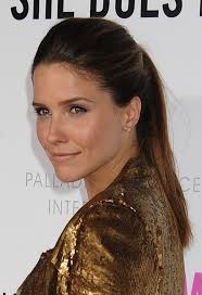 Si les fans des frères scott n'ont pas oublié l'interprète de brooke davis, l'ancienne cheerleader reconvertie en styliste et femme d'affaires, sophia bush a poursuivi sa carrière depuis. Sophia Bush Sophia Bush Style Sophia Bush Beauty