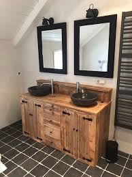 een landelijke badkamer geeft een warme en huiselijke sfeer neem een kijkje op dit bord om inspiratie op te doen badkamermeubel badkamer landelijke badkamer