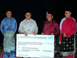 Menerusi pembentangan bajet 2021 oleh menteri kewangan, mengumumkan, bonus kakitangan awam dan pesara akan diberikan bagi meringankan beban kos sara hidup terutamanya bagi menghadapi pandemik covid19. Bonus Raya Kakitangan Awam 2019