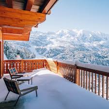 La Haut Votre Hotel Tutoie Les Sommets Enneiges Et Domine Toute La Vallee En Parfaite Osmose Avec Cet Env In 2020 Cool Places To Visit Places Best Tropical Vacations