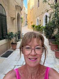 Introduction and photo sharing in a community group