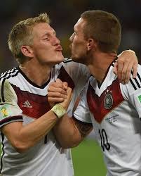 In brasilien entwickelte er sich dann nicht nur zum zu labil, zu verletzungsanfällig, ein problemfall: Wm 2014 Schweinsteiger Und Podolski Kussen Sich Fast Wm 2014 Deutsche Nationalmannschaft Deutsche Fussball Bund