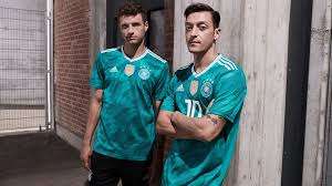 2 wie sahen die offiziellen deutschland trikot 2018 aus?. Wm Trikot 2018 Deutschland Spielt Auswarts In Grun Der Spiegel