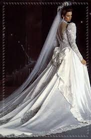 Voto 10 (ma anche 11!) per quanto riguarda lo stile anni '60, ti puoi veramente sbizzarrire! Abiti Da Sposa Anni 80