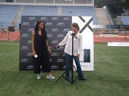 Na imagem, surge ainda com o marido, yaron varsano, e as duas filhas mais velhas, maya e alma. O Filho Perfeito Da Sony Apresentado Por Patricia Mamona Revista Atletismo