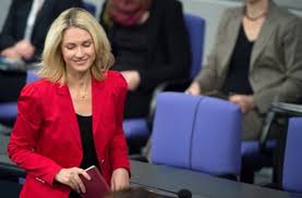 Familienministerin manuela schwesig über die geburt von tochter julia, die elternzeit ihres mannes und reaktionen auf ihre rückkehr ins amt. Streit Um Soli Und Kindergeld Familien Nicht Das Sparschwein Der Nation Politik Schwarzwalder Bote