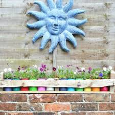 90 Deko Ideen Zum Selbermachen Fur Sommerliche Stimmung Im Garten Garten Deko Gartenprojekte Mit Holzpaletten Diy Gartendeko
