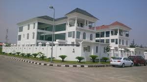 Banana island is filled with expensive houses, plus the luxurious and foreign fast cars of its inhabitants. Banana Island Lagos Houses