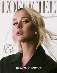 Perry signed with red hill records and released her debut studio album katy hudson under her birth name in 2001, which was commercially unsuccessful. Katy Perry Riecht An Den Ganseblumchen Katy Perry Baby Orlando Bloom New Music Residency