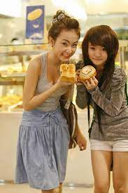 Cô nàng bước chân vào hoạt động nghệ thuật từ năm lên 7 tuổi. Tá»« Ä'en Nháº»m Ná»•i Loáº¡n Em Gai Angela PhÆ°Æ¡ng Trinh Ä'a Thanh Thiáº¿u Ná»¯ Sang Cháº£nh