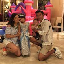 麥雅緻在社交平台透露愛犬bell bell逝世。（麥雅緻instagram圖片 / 明報製圖） 麥雅緻與丈夫張頴康的13歲愛犬bell bell昨天病逝，麥雅緻在社交網上載一家四口在醫院內送別bell bell的照片，以及多張bell bell陪伴她一對分別6歲及2歲仔女成長的生活照，並留言悼念。 å¼µé ´åº·éº¥é›…ç·» Facebook