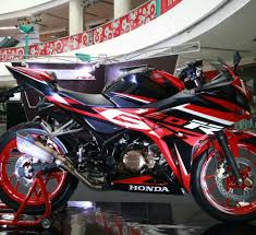 Seperti modifikasi honda cbr150r k45a yang punya kapasitas mesin 150cc dohc 4 valve milik bro bintang ini. Inilah Honda Cbr150r Termahal Yang Dijual Honda Bmspeed7 Com