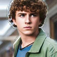 Connor e Travis Stoll não são gêmeos. Travis é o irmão mais velho