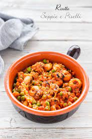 E' questo il periodo perfetto per trovare gli ingredienti freschi necessari per realizzare questo primo piatto: Risotto Seppie E Piselli