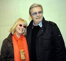 Poi dovranno fare i conti col marito ranieri, mercante d'arte, con la figlia lorella e renatino, che li segue direttamente dal passato in cerca di vendetta. Foto Loretta Goggi Oggi Marito Eta Figli Vita Privata