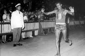 Le olimpiadi moderne sono il complesso di competizioni sportive internazionali, dette anche giochi olimpici, istituite nel 1896 per iniziativa del barone pierre de coubertin, che intendeva far rivivere lo spirito dei più famosi giochi sacri dell'antichità, celebrati in onore di zeus a olimpia. Datei Abebe Bikila Maratona Olimpica Roma 1960 Jpg Wikipedia