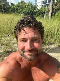 How to make hair blue and face white