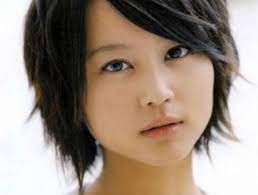 Le carré mi long d'alexa chung. Carre Court Avec Meche Sur Le Cote Coupe Carre 2021 Les Coupes Pour Avoir La Tete Au Carre