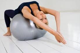Découvrez en images six postures de yoga qui apaisent le mal de dos et ce, dès les premières minutes de pratique. Le Gym Ball Pour Muscler Plus Rapidement Son Dos