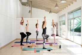 Side Full Length View Group Of Students Doing Yoga Asana With Teacher Group Yoga Group Yoga Classes Yoga Class