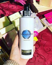市集推介 金盞花抗敏body lotion 預備既市集現貨只剩一枝 金盞花抗敏body lotion 手腳經常乾燥敏感 又唔中意body butter 會lup 既你 呢知岩晒 好滋潤得黎好吸收 搽左佢第二日都唔會好乾燥 而且有有機金盞花花 lotion vodka bottle shampoo bottle